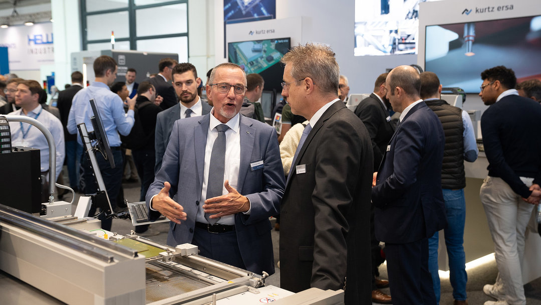 100% kundennah: Hansjürgen Bolg (li.), Leiter Tools, Rework & Inspektion 100% kundennah: Hansjürgen Bolg (li.), Leiter Tools, Rework & Inspektion