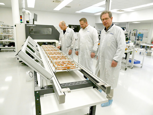 2,4 m langer Warenträger, der aus einem Stück gefräst und mit einer Baugruppe bestückt ist