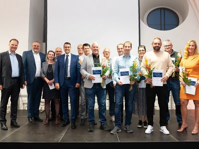 20 Jahre im Unternehmen (von links):  Dr. Michael Fischer, Thomas Mühleck, Dr. Astrid Rota, Andrea Carta, Massimo de Vivo, Hubert Baren, Hermann Beck, Egon Spachmann, Karl Wennes, Radek Lauer, Elmar Hefter, Monika Volk, Viktor Reiswich, Christoph Löffler, Lena Seifert 