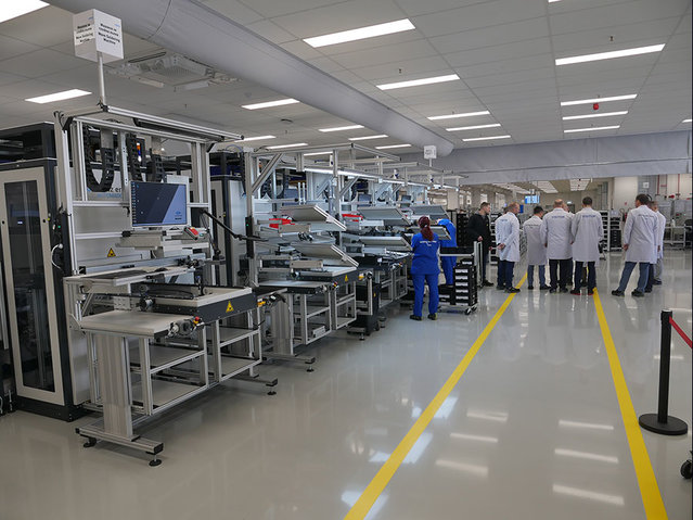 Blick auf die neuen automatisierten Bestückplätze, auf der gegenüberliegenden Seite sind weitere drei Bestückplätze installiert Blick auf die neuen automatisierten Bestückplätze, auf der gegenüberliegenden Seite sind weitere drei Bestückplätze installiert