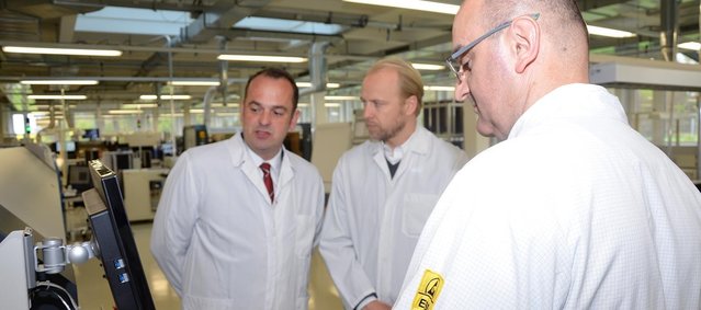 Fertigungsleiter Radoslav Usorac (Vordergrund) mit Geschäftsführer Alexander Sorg (Mi.) und Ersa Area Sales Manager Radek Lauer an der neuen HOTFLOW 3/20 Reflowanlage