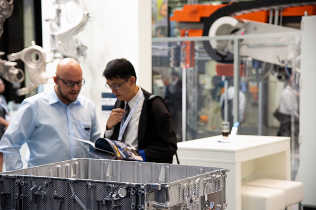Batteriegehäuse vs. Motorblock: Leichtbau und E-Mobilität waren tragende Themen am Kurtz Stand Batteriegehäuse vs. Motorblock: Leichtbau und E-Mobilität waren tragende Themen am Kurtz Stand