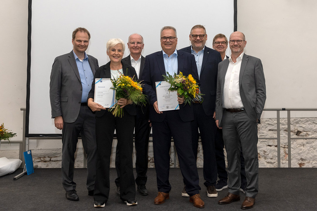 40 Jahre im Unternehmen: Ulrike Duddek und Tilo Keller (beide mit Blumen) mit der Geschäftsführung 40 Jahre im Unternehmen: Ulrike Duddek und Tilo Keller (beide mit Blumen) mit der Geschäftsführung