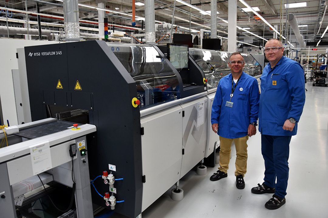 Komplett zufrieden mit den neuen Ersa Lötsystemen – die beiden Jabil-Lötexperten Marek Czubak und Jan Zwierchowski an der VERSAFLOW 3/45