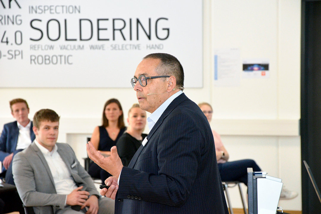 Prof. Dr. Helmut Krcmar zeigt mit seinem Vortrag „Digital Transformation – Tuning the burden into opportunities”, welche Chancen mit der Digitalisierung verbunden sind