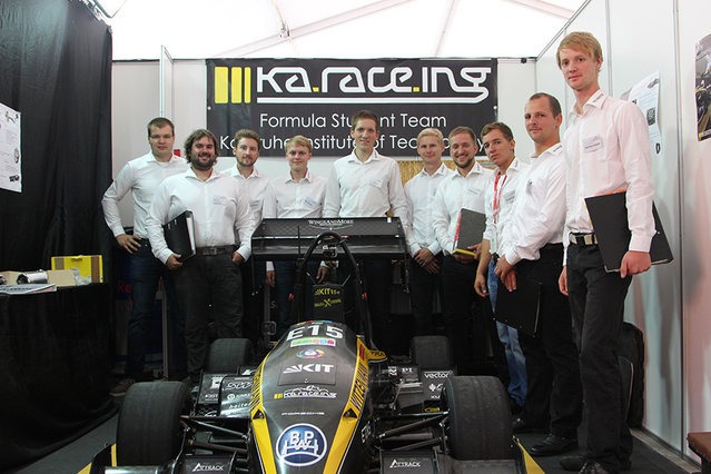 Die Nachwuchsingenieure des KA-RaceIng-Team vom Karlsruher Institut für Technologie (KIT) mit ihrem Rennwagen