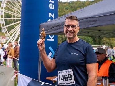 Kurtz Ersa-Personalleiter Massimo de Vivo gibt den Startschuss für den von Kurtz Ersa gesponserten Hauptlauf über 10 km