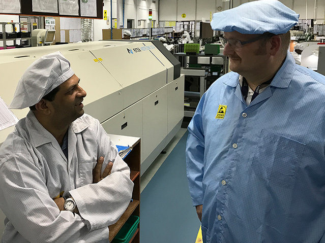 Ersa Area Sales Manager Christian Ott (re.) und Titan Senior Manager EMS Production Shireesh Phal an der HOTFLOW 3/14