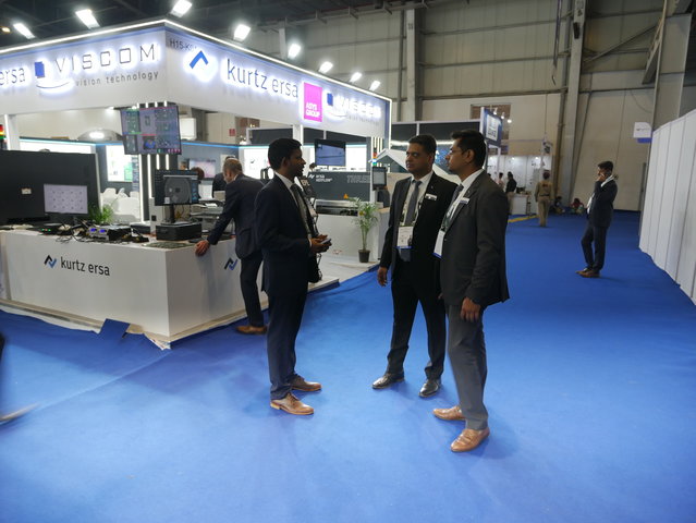 Messe-Briefing mit den VPs Sameer Verma (Sales & Marketing, Mitte), Gopa Gopinathen (Service & Processes, links) und Area Sales Manager Ankit Shukla