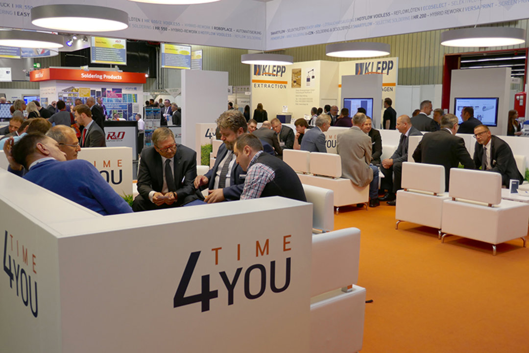 Gute Gesprächsatmosphäre auf der SMT am Ersa Stand unter dem Motto „TIME4YOU“