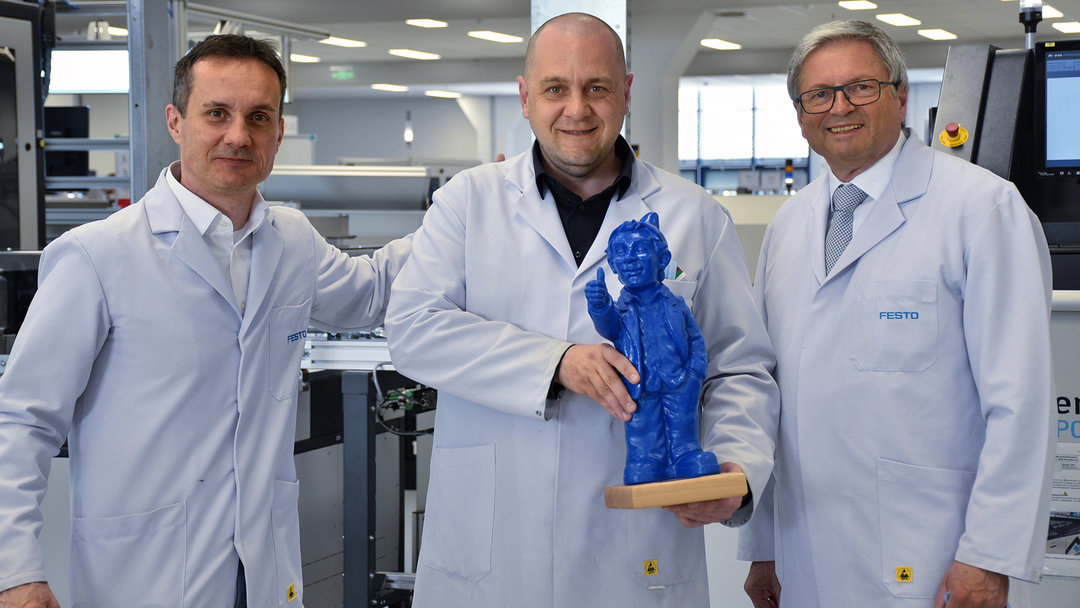 Kalin Dobrev, General Manager (li.), und Ivan Lazov, Operations Manager Electric Drives & SMT (Mi.), von Festo Bulgaria mit Ersa Gesamtvertriebsleiter Rainer Krauss (re.)