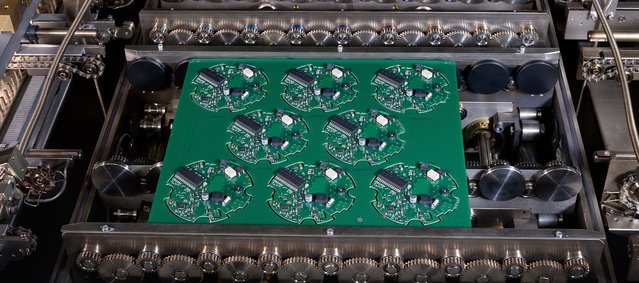 Die EXOS punktet im Vakuummodul mit ihrem schmiermittelfreien Rollentransport. Optional ist auch ein Doppelspurtransport für doppelte Produktivität verfügbar