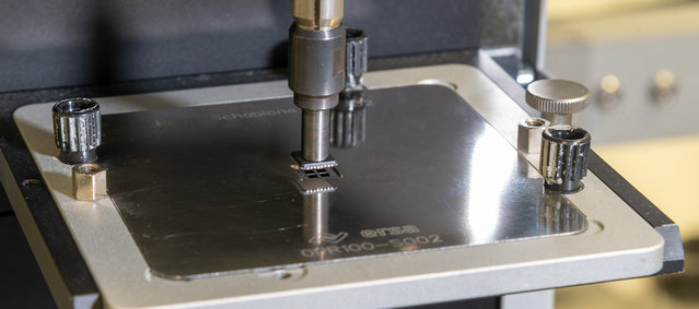 Ausheben eines bedruckten MLF-Bauelements aus einer Dip&Print-Schablone beim Prototyping mit dem HR 550 