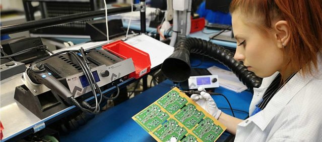 Exemplarischer Handlötarbeitsplatz mit i-CON 1V Lötstation, eingesetzt im Touch-up und bei der Baugruppenreparatur Exemplarischer Handlötarbeitsplatz mit i-CON 1V Lötstation, eingesetzt im Touch-up und bei der Baugruppenreparatur