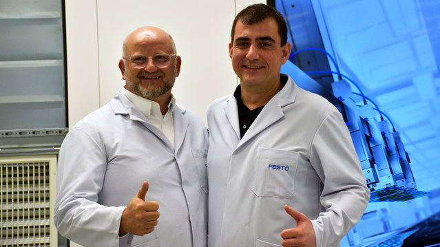 Erfolgreiche Projektpartner: Stoyan Stoyanov, Global SMD/SMT Expert Festo Bulgaria (re.), und Ersa Area Sales Manager Christian Ott 