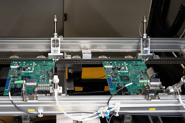 Die ONE X Serie gibt es auch als Variante mit zweitem Stopper, womit sich der Durchsatz verdoppeln lässt; es werden also gleichzeitig 8 LP (Version ONE XX) bzw. 6 LP (ONE X) in der Maschine - hier sichtbar im Fluxmodul Die ONE X Serie gibt es auch als Variante mit zweitem Stopper, womit sich der Durchsatz verdoppeln lässt; es werden also gleichzeitig 8 LP (Version ONE XX) bzw. 6 LP (ONE X) in der Maschine - hier sichtbar im Fluxmodul