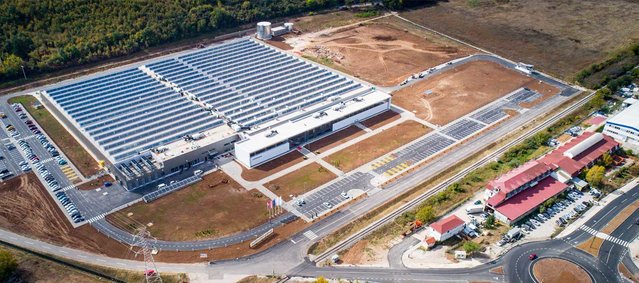 Blick von oben auf das neue Werk der Zumtobel Group in Niš bestehend aus zwei Produktionsbereichen: Produktionsbereich 01 für Komponenten (Tridonic) und Produktionsbereich 02 Leuchten (Zumtobel) Blick von oben auf das neue Werk der Zumtobel Group in Niš bestehend aus zwei Produktionsbereichen: Produktionsbereich 01 für Komponenten (Tridonic) und Produktionsbereich 02 Leuchten (Zumtobel)