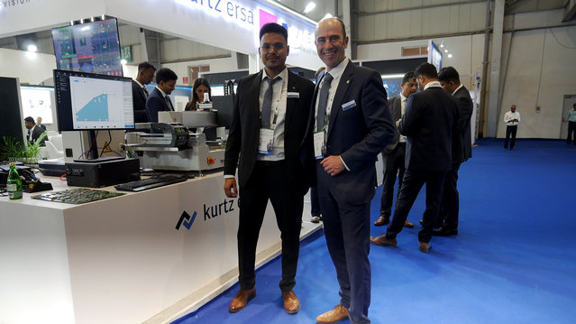 Die beiden Area Sales Manager Ankit Shukla und Dietmar vor dem Ersa Reworksystem HR 600P