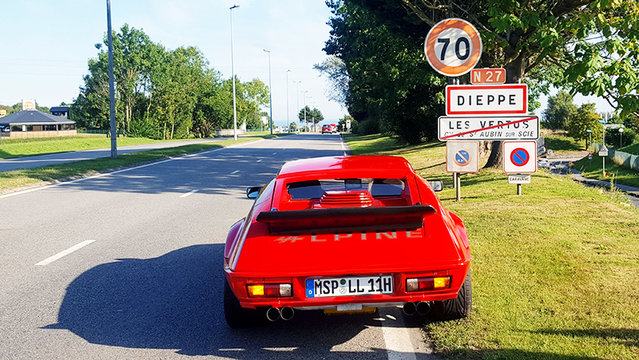 Renault Alpine am Ortseingang von Dieppe
