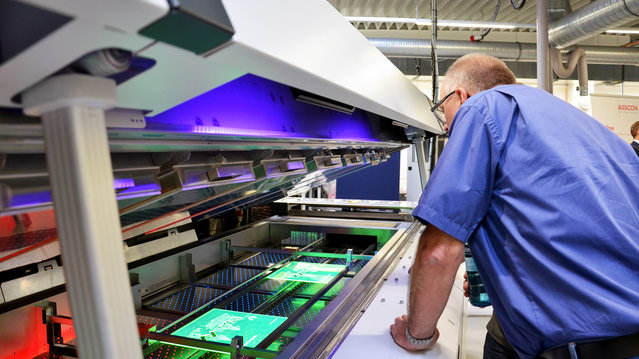 Auf Tuchfühlung - Blick unter die Hauber der HOTFLOW THREE, die im Reflowlöten neue Maßstäbe setzt