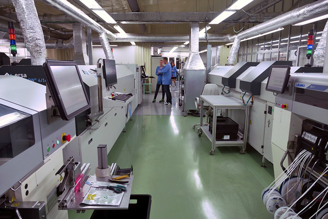 Blick in die INOTECH-Elektronikfertigung mit Ersa Reflowlötanlagen vom Typ HOTFLOW 4/14, die dreimal am Standort Kaplice installiert ist Blick in die INOTECH-Elektronikfertigung mit Ersa Reflowlötanlagen vom Typ HOTFLOW 4/14, die dreimal am Standort Kaplice installiert ist