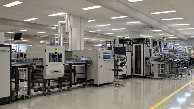 Die mit automatisierten Bestückungsplätzen erweiterte POWERFLOW PRO Wellenlötanlage