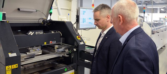 Telux-Geschäftsführer Jozef Sadlek und PBT-Sales-Manager Michal Duda am Ersa VERSAPRINT Schablonendrucker mit integrierter 3D-SPI Telux-Geschäftsführer Jozef Sadlek und PBT-Sales-Manager Michal Duda am Ersa VERSAPRINT Schablonendrucker mit integrierter 3D-SPI