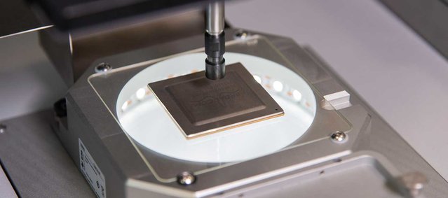 Bereit zum Platzieren: Der große LED-Lichtdome des HR 600 XL ermöglicht die vollautomatische Bauteil- und Kontakterkennung und damit eine präzise Bauteilplatzierung großer BGAs Bereit zum Platzieren: Der große LED-Lichtdome des HR 600 XL ermöglicht die vollautomatische Bauteil- und Kontakterkennung und damit eine präzise Bauteilplatzierung großer BGAs