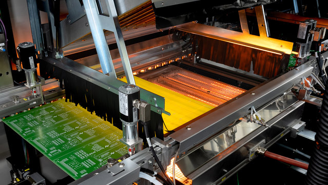 Zwei Baugruppen mit 320 mm Länge nebeneinander oder ein Board mit bis zu 685 mm Länge – das neue VERSAFLEX 2.0 Modul bietet maximale Flexibilität und punktet mit energieeffizienter Matrixheizung Zwei Baugruppen mit 320 mm Länge nebeneinander oder ein Board mit bis zu 685 mm Länge – das neue VERSAFLEX 2.0 Modul bietet maximale Flexibilität und punktet mit energieeffizienter Matrixheizung