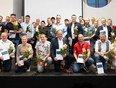 10 Jahre im Unternehmen: Massimo de Vivo, Rene Fellinghauer, Dr. Michael Fischer, Alexander Steinhöfer, Thomas Mühleck, Benedict Fleischmann, Andrea Carta, Stefan Müller, Kevin Schmidt, Astrid Rota, Hubert Baren, Johann Salzseiler, Julia Kellner, Klaus Fischer, Sebastian Amthor, Werner Hegmann, Victor Romanov, Nico Emmerich,  Yevgeniy Budnik, Sebastian Albert, Eduard Renschler, Tobias Schütz, Linda Schumacher, Tobias Liebler, Colin Fischer, Lara Hurta, Frank Kappel, Frank Weber, Susanne Trabel, Gabriele Stumpf, Dietmar Borgards, Cornelia Grundler