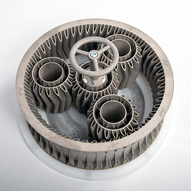 Das Planetengetriebe (hier Durchmesser 450 mm, auch 900 mm möglich) beweist, dass auch Bauteile von größter Formkomplexität problemlos produziert werden können