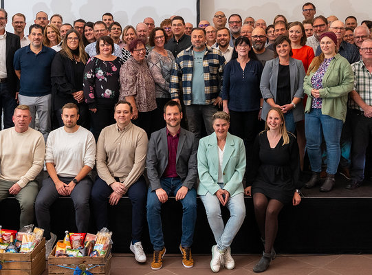 Rund 2.025 Jahre Betriebszugehörigkeit versammelt bei der 5. Kurtz Ersa Jubilarehrung im Kloster Bronnbach Rund 2.025 Jahre Betriebszugehörigkeit versammelt bei der 5. Kurtz Ersa Jubilarehrung im Kloster Bronnbach