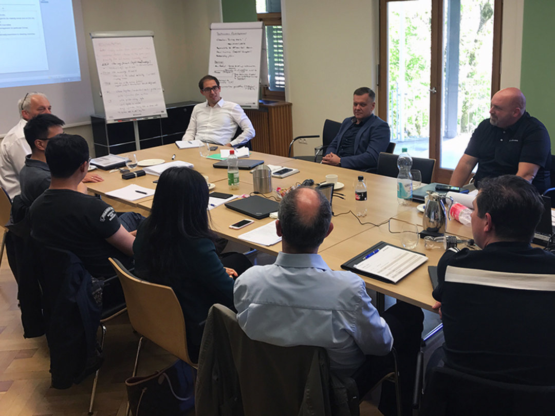 Serviceverantwortliche unter sich – beim internationalen Kurtz Servicemeeting im Herrenhaus