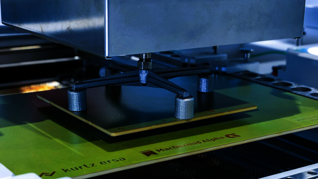 Entnahme eines BGA-Bauteils mit 134 mm Kantenlänge mit Hilfe eines 3D-gedruckten Greifers mit vier Saugern Entnahme eines BGA-Bauteils mit 134 mm Kantenlänge mit Hilfe eines 3D-gedruckten Greifers mit vier Saugern