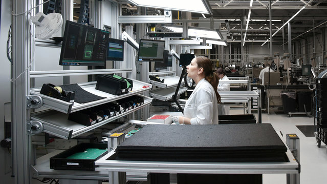 Blick auf die automatisierte Wellenlötlinie POWERFLOW ULTRA bei Kontron eSystems, hier sind die vier Bestückplätze des VERSAGUIDE 2.0 zu sehen