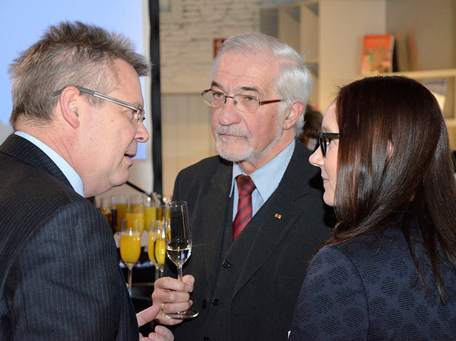 V.l.n.r.: Kurtz Ersa-Chef Rainer Kurtz mit Dr. Paul Beinhofer, Regierungspräsident der Regierung von Unterfranken, und HAMMER ACADEMY-Kanzlerin Verena Alina Bartschat