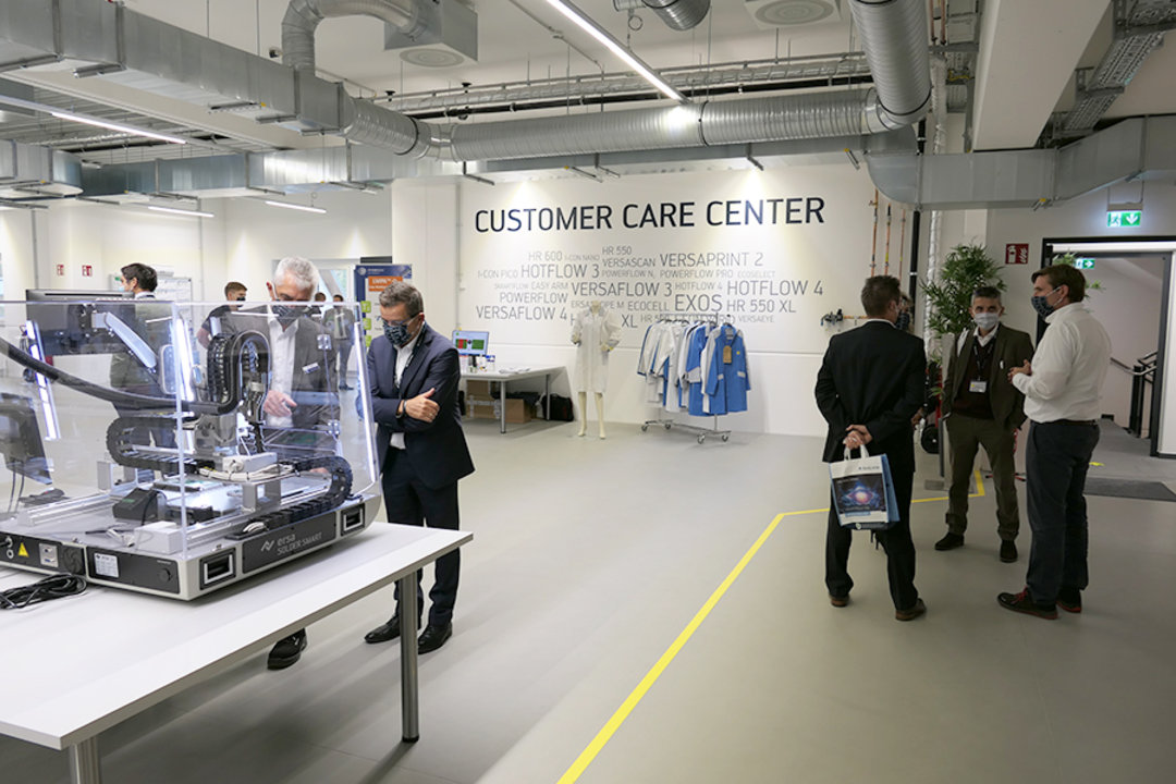 Auch im Customer Care Center gab es großes Interesse an den Exponaten aus den unterschiedlichen Technologiebereichen, z.B. am Handlötroboter Ersa SOLDER SMARTAuch im Customer Care Center gab es großes Interesse an den Exponaten aus den unterschiedlichen T