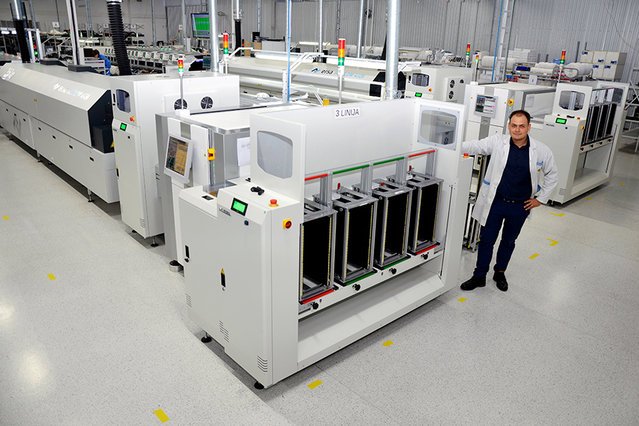 Simas Rutkauskas von Teltonika in der Elektronikfertigung im litauischen Vilnius Simas Rutkauskas von Teltonika in der Elektronikfertigung im litauischen Vilnius