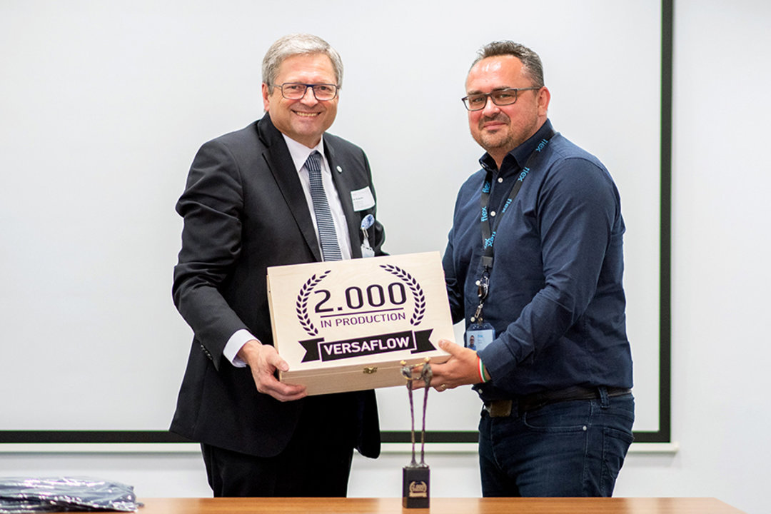 Ersa Gesamtvertriebsleiter Rainer Krauss (li.) übergibt symbolisch die 2.000ste Selektivlötanlage vom Typ VERSAFLOW 3/45 an Tamás Börcz, General Manager von Flex in Zalaegerszeg; Foto: Flex Ltd.