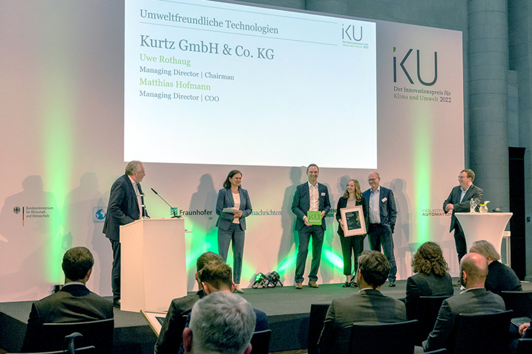 Die Geschäftsführer Uwe Rothaug und Matthias Hofmann nahmen freudestrahlend einen der sieben heißbegehrten IKU 2022 entgegen Die Geschäftsführer Uwe Rothaug und Matthias Hofmann nahmen freudestrahlend einen der sieben heißbegehrten IKU 2022 entgegen