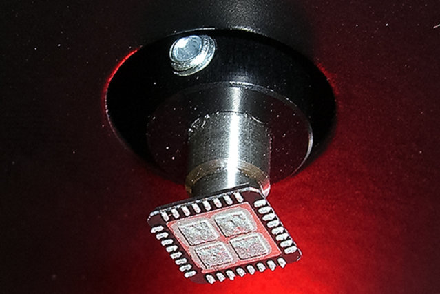 Mit Lotpaste bedrucktes BTC-Bauteil Mit Lotpaste bedrucktes BTC-Bauteil