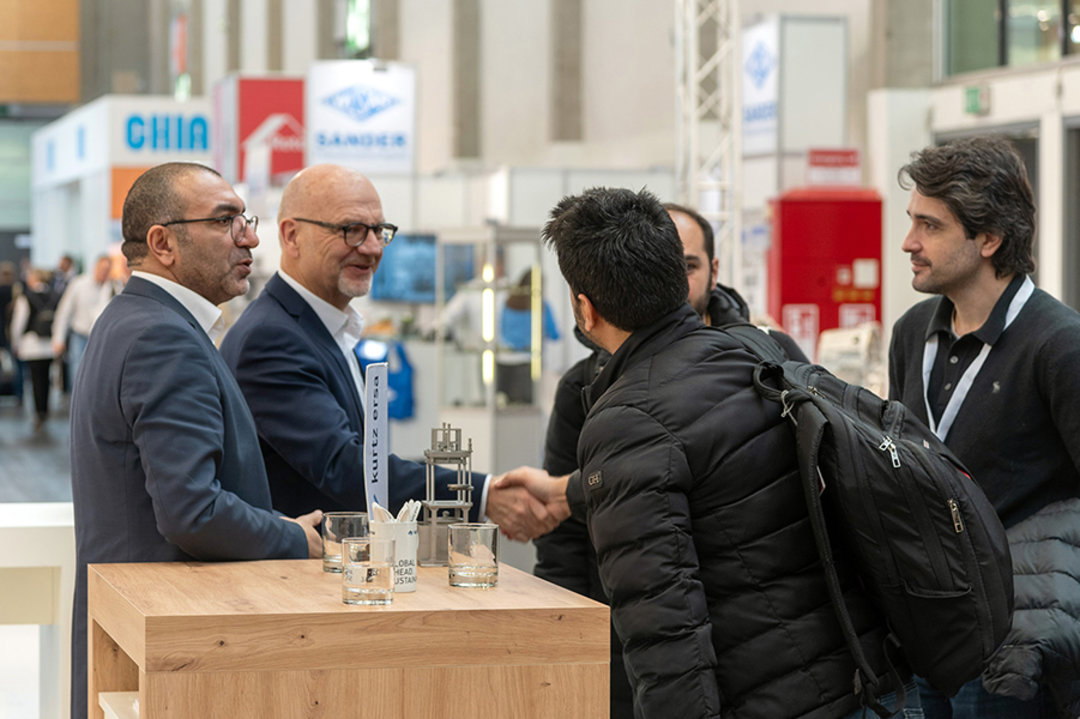 Verstärkt durch langjährige Vertriebspartner, bot Kurtz auf seinem Messestand die optimale Betreuung von Interessenten und Kunden Verstärkt durch langjährige Vertriebspartner, bot Kurtz auf seinem Messestand die optimale Betreuung von Interessenten und Kunden