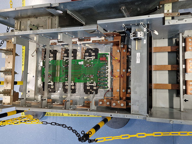 Interessante Anwendung: Auch im Bereich maritime Elektronik werden Reparaturen durchgeführt, z.B. wassergekühlte Wechselrichter der Produktserie VACON NX.