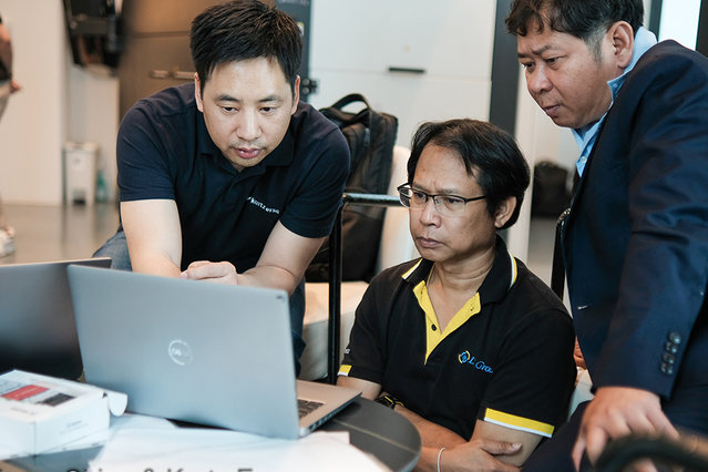 Konzentriert arbeitendes Serviceteam (von links nach rechts): Michael Feng, Herr Ruit, Herr Kheaw Konzentriert arbeitendes Serviceteam (von links nach rechts): Michael Feng, Herr Ruit, Herr Kheaw