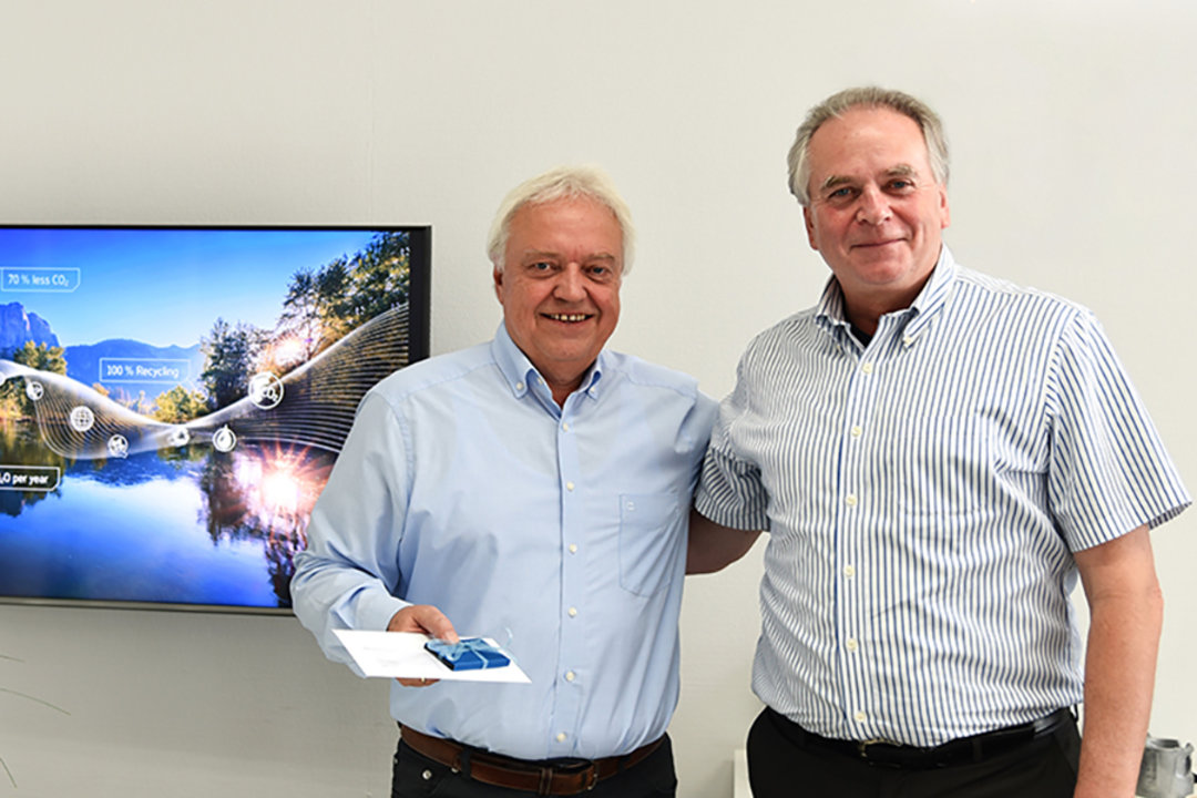 Ein Leben lang beruflich aktiv für die Kurtz GmbH: Harald Sommer (li.) mit Kurtz Geschäftsführer Uwe Rothaug Ein Leben lang beruflich aktiv für die Kurtz GmbH: Harald Sommer (li.) mit Kurtz Geschäftsführer Uwe Rothaug