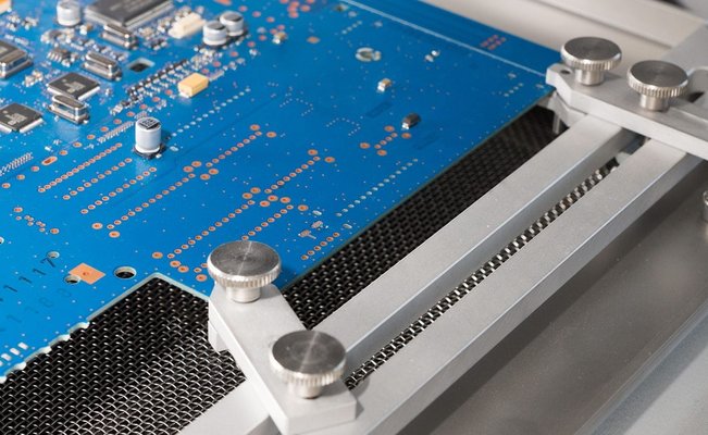 High Q Electronic Service setzt auf Ersa HR 550