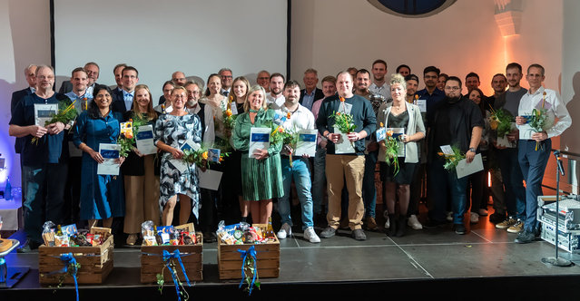 Für zehn Jahre Betriebszugehörigkeit wurden geehrt: Jürgen Völker, Andreas Väth, Aparna Palla, Benjamin Miltenberger, Jennifer Kerekjarto, Anna-Maria Hieble, Zuzana Kacenkova, Otto Haamann, Anja Zecha, Kristin Düll, Marina Bernhardt, Jonas Väth, Devin Hildenbrand, Ludwig Kuhn, Dominik Kraus, Edwin Ulrich, Carsten Koch, Jona Hörner, Nadine Gerlinger, Marcel Buck, Julian Enzfelder, Pradeep Durai, Melina Baumann, Justin Arnold, Christian Ein Wald, Anja Ballweg, Diana Amend, Christoph Rauscher, Harald Grumm und (nicht auf dem Bild, sondern hinter der Kamera) Daniel Hartel