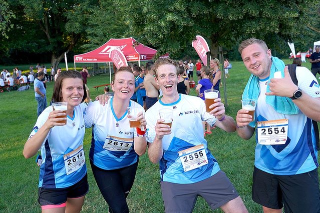 Gemeinsam feiern, gemeinsam ankommen: unsere Läufer nach erfolgreich bewältigten 7,4 km