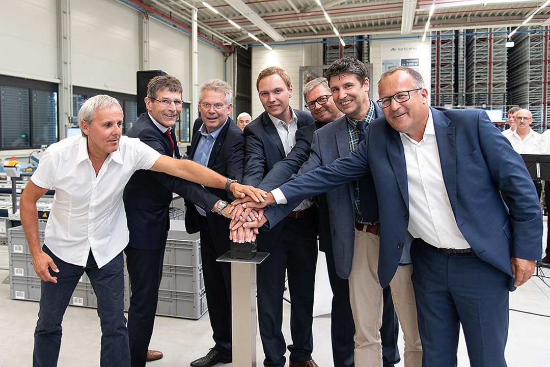 Vertreter von Kurtz Ersa, Geschäftspartner und Landrat Thomas Schiebel (2.v.l.) nehmen das Zentrallager in Betrieb