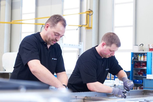 Vom ersten Testlauf bis zu FAT und SAT - alles in besten Händen bei Kurtz Ersa Automation Zwei Personen am Montieren